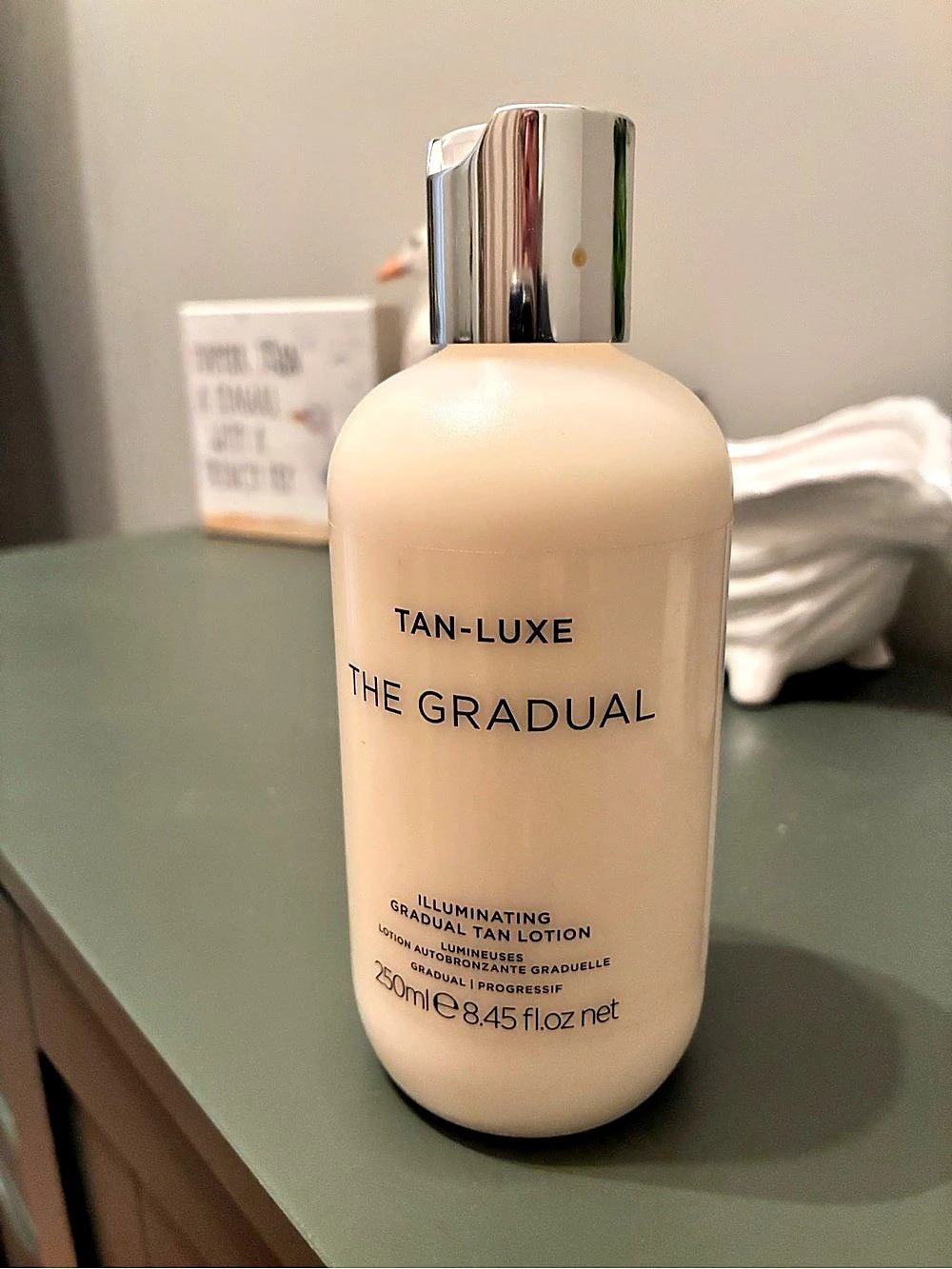 TAN-LUXE The Gradual Illuminating Gradual Tan Lotion Illuminating Tanning Lotion